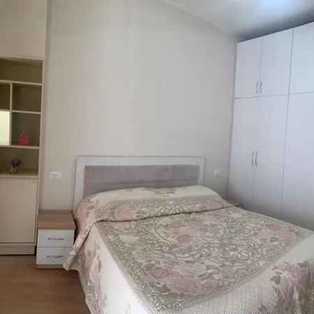 Apartment In The Heart Of Komuna E Parisit *